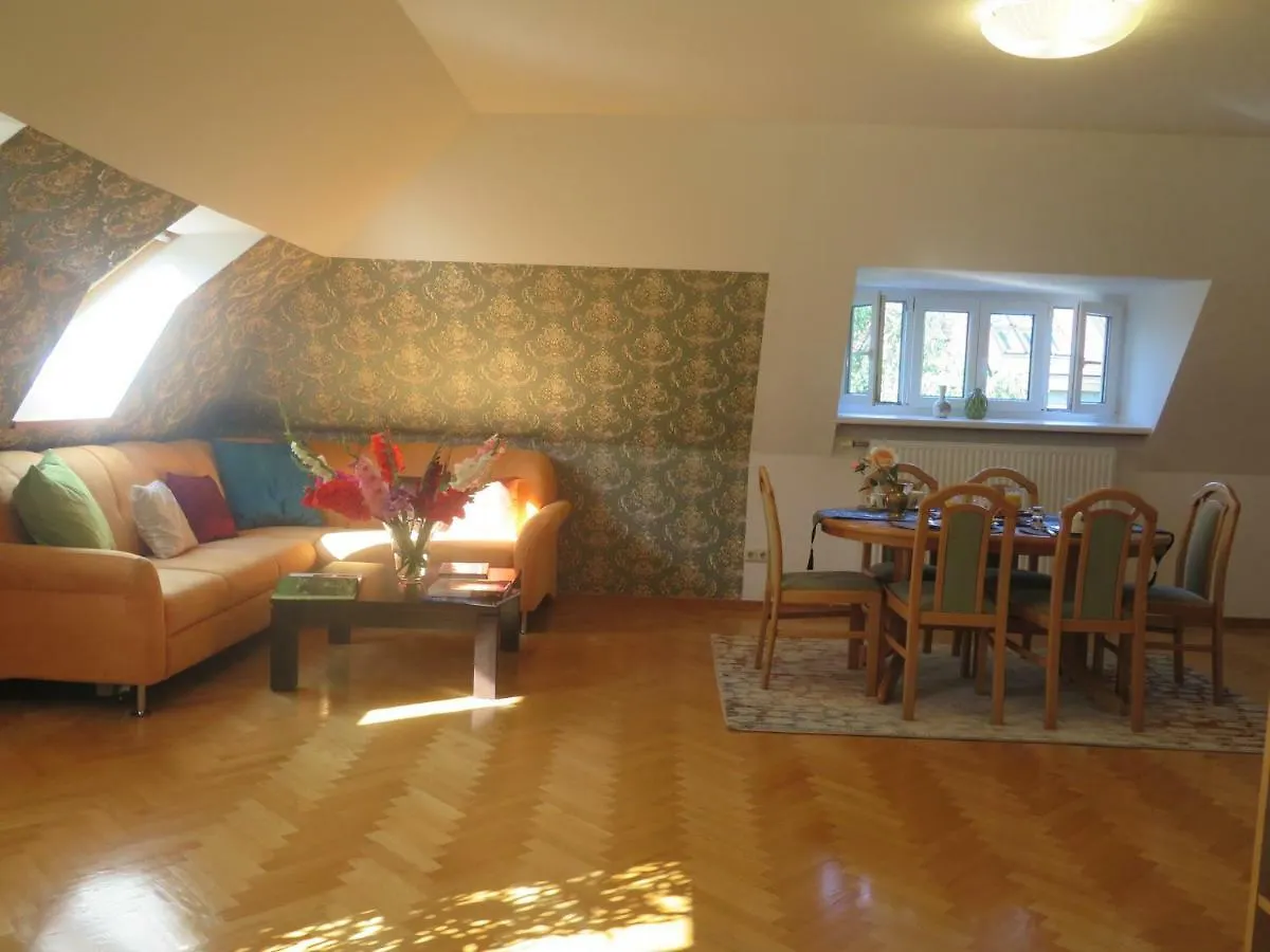 Schoenbrunn Gardens Deluxe Apartment Vienna