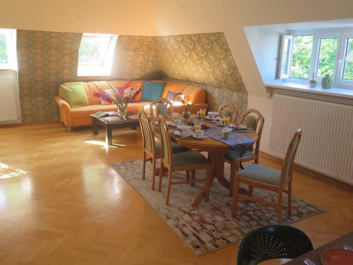 Schoenbrunn Gardens Deluxe Apartment Vienna