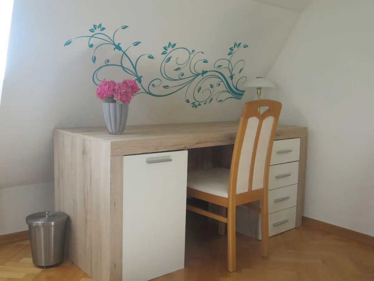 Schoenbrunn Gardens Deluxe Apartment Vienna