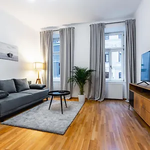 Spacious 3-room Apt. 15 Min To The Center Apartment