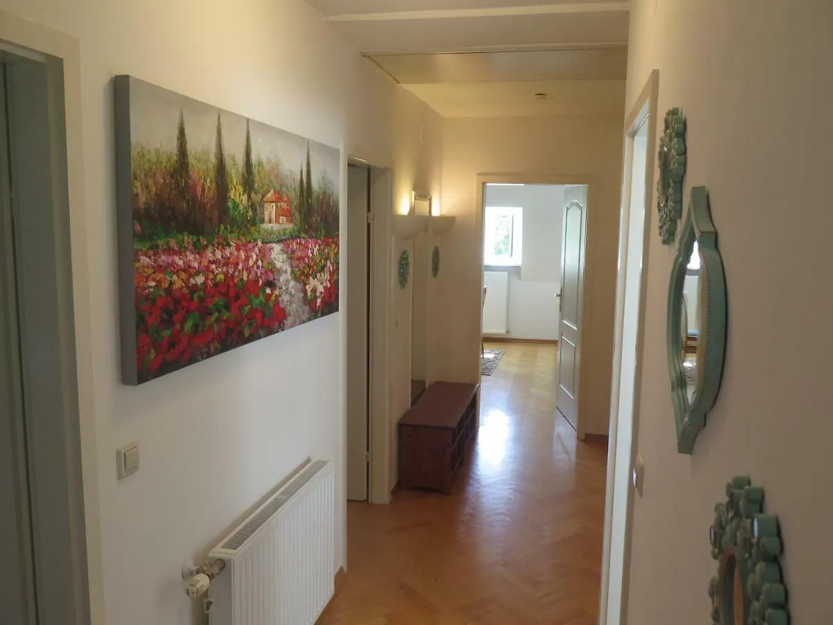 Schoenbrunn Gardens Deluxe Apartment Vienna