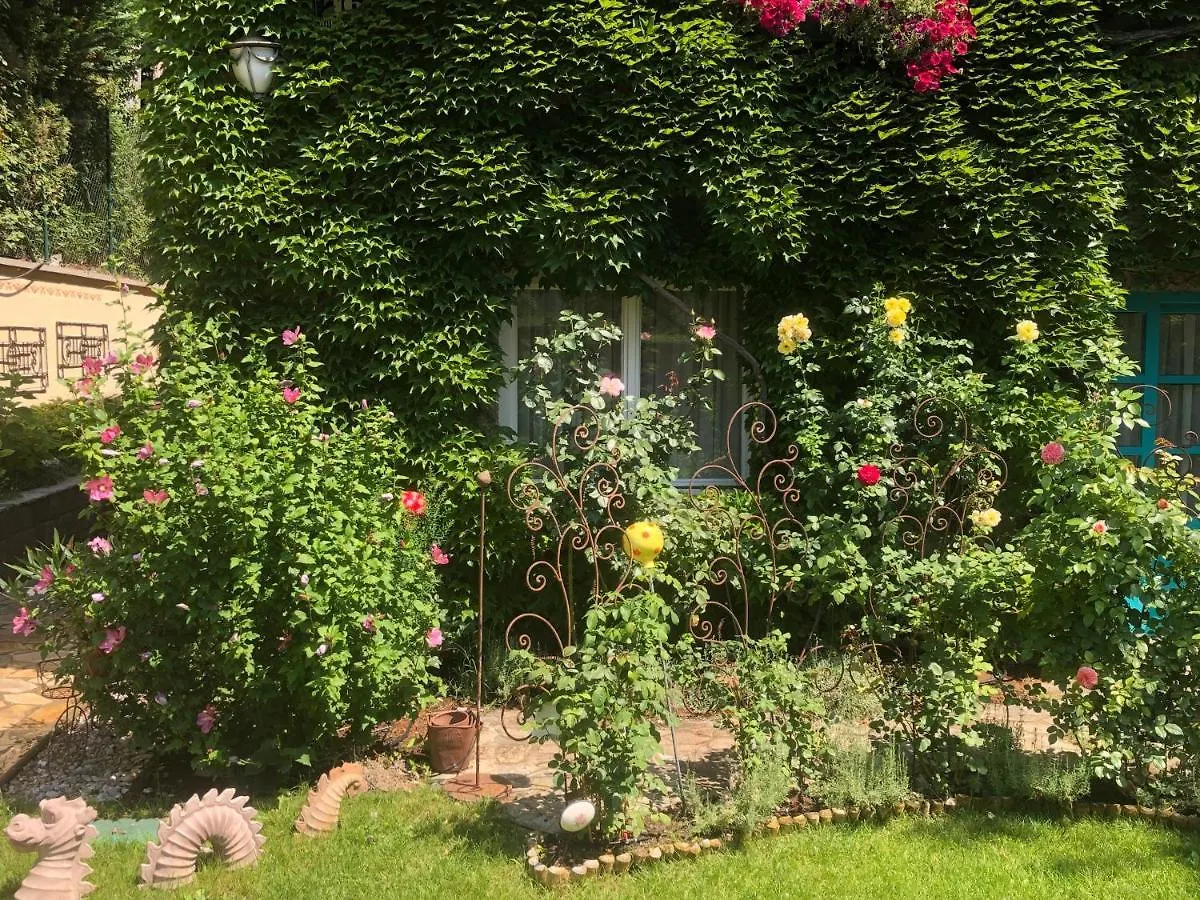 Schoenbrunn Gardens Deluxe Apartment Vienna