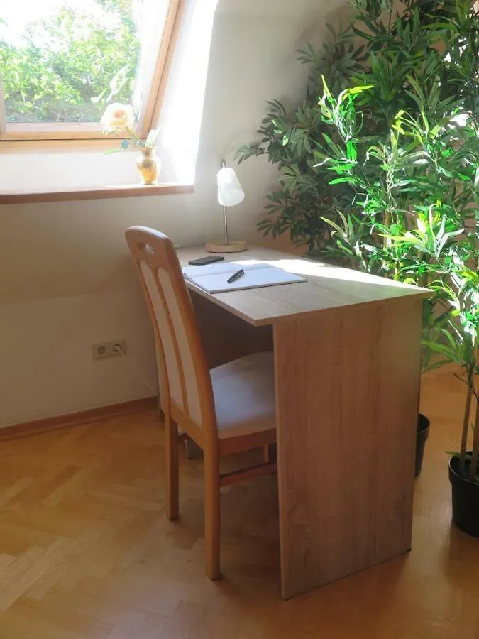 Schoenbrunn Gardens Deluxe Apartment Vienna