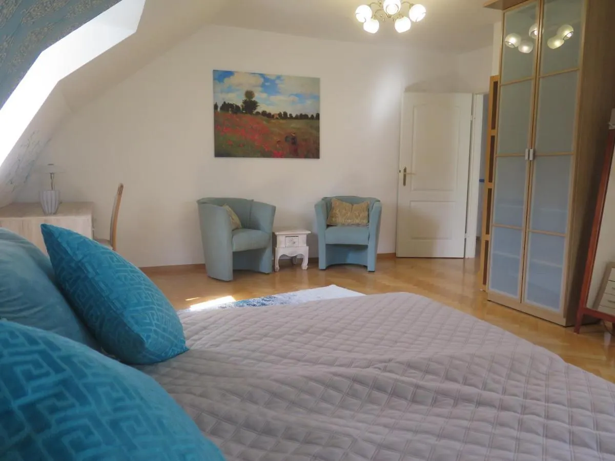 Schoenbrunn Gardens Deluxe Apartment contacts
